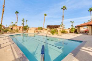 ein Swimmingpool mit Palmen im Hintergrund in der Unterkunft Pool and Tennis Court Access Borrego Springs Condo in Silver Dons Mobile Home Park