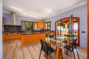 Kuchyň nebo kuchyňský kout v ubytování Villa Tierraseca