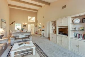 ein Wohnzimmer mit Sofa und Fernseher in der Unterkunft Pool and Tennis Court Access Borrego Springs Condo in Silver Dons Mobile Home Park