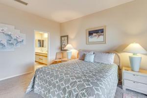 ein Schlafzimmer mit einem Bett und zwei Lampen sowie ein Badezimmer in der Unterkunft Pool and Tennis Court Access Borrego Springs Condo in Silver Dons Mobile Home Park