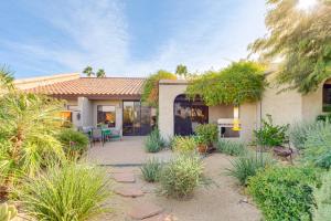 ein Haus mit Terrasse und Garten mit Pflanzen in der Unterkunft Pool and Tennis Court Access Borrego Springs Condo in Silver Dons Mobile Home Park