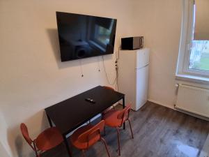 TV a/nebo společenská místnost v ubytování Crew Quartier ALL-INCLUSIVE Serviced Apartments ideal für Monteure 3 Schlafzimmer