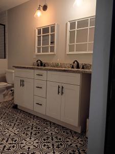 une salle de bain avec deux lavabos et un WC dans l'établissement 2422 Lynn Iris Drive Decatur, Georgia Room 8, à Decatur 11 autres photos