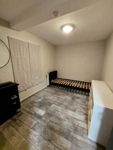 een kamer met een bed in de hoek van een kamer bij Le Berkane in Argenteuil