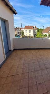 een uitzicht vanaf het balkon van een huis bij Le Berkane in Argenteuil