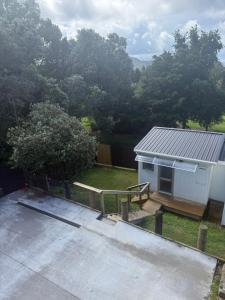 ファンガレイにあるGreen View Retreatの小さな白い家と柵のある裏庭