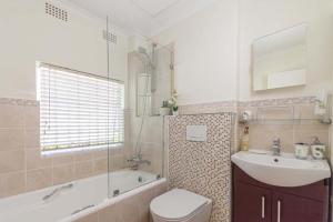 Ένα μπάνιο στο 125 Willowbrook Place Street, Sandown, Sandton +12 φωτογραφίες