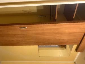 Gros plan d'un tiroir en bois avec miroir dans l'établissement Mobil home cosy 4 personnes - Nature et Détente aux Portes des Cévennes, Mialet, à Mialet