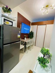 a living room with a kitchen and a dining room at SM Bicutan Quick Staycation PH in Manila