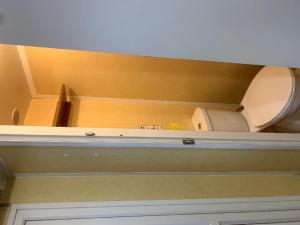 une salle de bain avec toilettes dans une chambre dans l'établissement Mobil home cosy 4 personnes - Nature et Détente aux Portes des Cévennes, Mialet, à Mialet