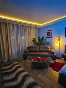 una sala de estar con un sofá y una mesa en Heaven, en Niš