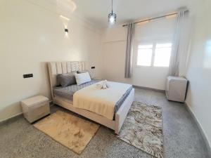 Un pat sau paturi într-o cameră la City Center Apartment Fez