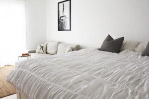 Postel nebo postele na pokoji v ubytování Beach Side Villa Walk to Shops-Pub-Beach Newly Renovated