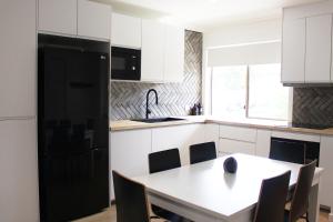 Afbeelding uit fotogalerij van Beach Side Villa Walk to Shops-Pub-Beach Newly Renovated in Byron Bay