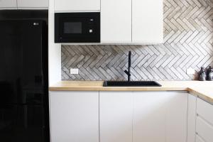 Kuchyň nebo kuchyňský kout v ubytování Beach Side Villa Walk to Shops-Pub-Beach Newly Renovated