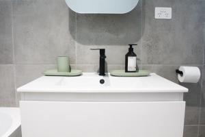 Afbeelding uit fotogalerij van Beach Side Villa Walk to Shops-Pub-Beach Newly Renovated in Byron Bay