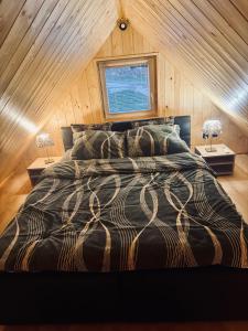 Postel nebo postele na pokoji v ubytování Zaciszna Idylla Domek nad Jeziorem Złotnickim Karłowice