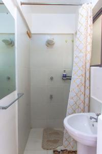 ein Badezimmer mit Dusche und Waschbecken in der Unterkunft Waiyaki Way View Duplex Apartment in Nairobi