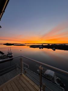 Rorbu med fantastisk utsikt i Brønnøysund في Salhus: منظر الغروب من سطح القارب +14 صورة