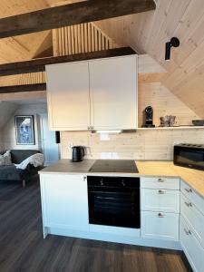 Virtuvė arba virtuvėlė apgyvendinimo įstaigoje Rorbu Brønnøysund - høy standard - fantastisk havutsikt - privat brygge dar 22 nuotraukos