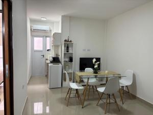 a kitchen and dining room with a table and chairs at Benjamin 194 Suites in La Rioja