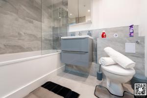ein Badezimmer mit Toilette und Glasdusche in der Unterkunft LUX 2BDR Flat in Woolwich I 2 Stops to Canary Wharf & Excel I Free Parking in Woolwich + 39 Fotos