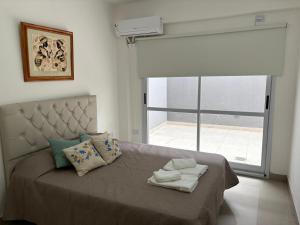 une chambre avec un grand lit avec une fenêtre dans l'établissement Benjamin 190 Suites, à La Rioja