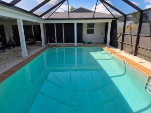 Bazén v ubytování Casa Azure Your Private Waterfront Home nebo v jeho okolí