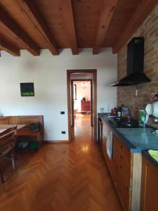 Kuchyň nebo kuchyňský kout v ubytování Torre Cà Emo, CasAmarti