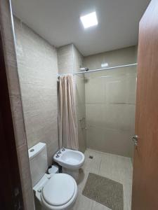 une salle de bain avec des toilettes blanches et une douche dans l'établissement Benjamin 190 Suites, à La Rioja 13 autres photos