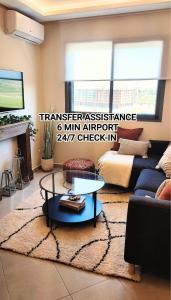 タンジェにあるNear Tangier Airport Cosy Flat with IPTV, BB gear Married couples onlyのソファとテーブルのあるリビングルーム