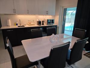 Kuchyň nebo kuchyňský kout v ubytování Casa Azure Your Private Waterfront Home