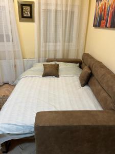 Postel nebo postele na pokoji v ubytování Heart of the City Studio