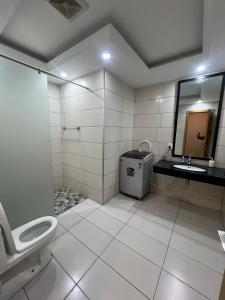 ein Badezimmer mit Toilette, Waschbecken und Spiegel in der Unterkunft Modern 2BHK ApartmentPool Netflix in Rawalpindi