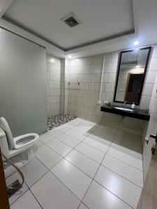 ein Badezimmer mit Toilette und Waschbecken in der Unterkunft Modern 2BHK ApartmentPool Netflix in Rawalpindi