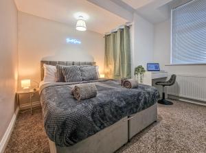 a bedroom with a large bed in a room at Cosy Corner in Derby