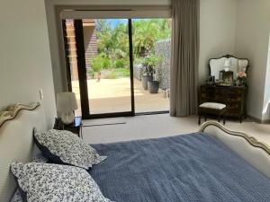 Ένα ή περισσότερα κρεβάτια σε δωμάτιο στο Waterfront Escape 5 Star Accommodation