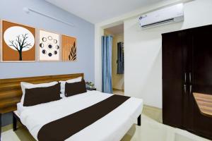 ハイデラバードにあるSuper Townhouse Nallagandla Lingampallyのベッドルーム1室(白と黒のベッド1台付)