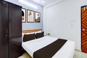 ハイデラバードにあるSuper Townhouse Nallagandla Lingampallyの部屋にある大きな白いベッドのある寝室