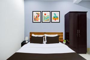 ハイデラバードにあるSuper Townhouse Nallagandla Lingampallyの大きな白いベッドと枕が2つある寝室