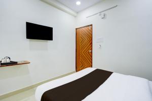 ハイデラバードにあるSuper Townhouse Nallagandla Lingampallyのベッドルーム1室(ベッド1台、テレビ、ドア付) +25枚の写真