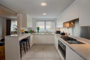 Η κουζίνα ή μικρή κουζίνα στο Colliers Hatch in the heart of Soho +17 φωτογραφίες