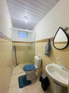 a bathroom with a shower and a toilet and a sink at Flat Vila Mariana in Tianguá