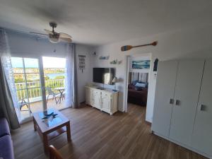 a living room with a couch and a table at Acogedor apartamento a pasos de la playa in Arenal d'en Castell