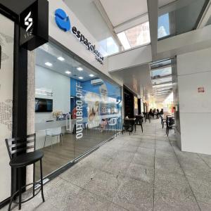 a shopping mall hallway with chairs and a store window at Metropolitan Barcelona próximo Flamboyant e Autódromo in Goiânia