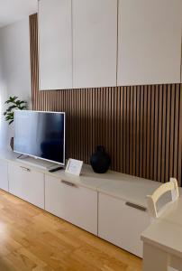 un televisor sentado en la parte superior de un armario blanco en Maestral Living Studio Apartment, en Zagreb