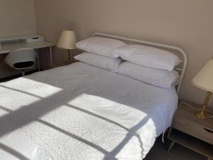 Galeriebild der Unterkunft Hillside Retreat with Pool in Flagstaff Hill