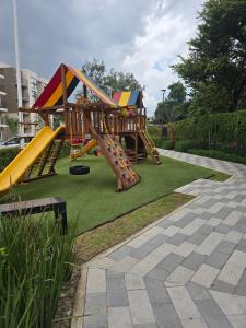 un patio de recreo con un tobogán en un parque en Departamento con alberca, en Guadalajara 22 fotos más