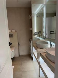 Et badeværelse på Beachfront Family Oasis - 2BR for 4