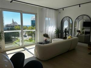 Et opholdsområde på Beachfront Family Oasis - 2BR for 4